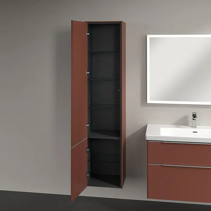 Villeroy & Boch Subway 3.0 Hochschrank - B x T x H: 40 x 36,2 x 171 cm, 2x Tür, Wine Red, Farbe Griff: Aluminium glänzend, DIN Anschlag: Links - Moderne Badezimmergestaltung mit einem hochwandigen Hängeschrank in Terrakotta mit offenen Regalen neben einem Waschtisch.