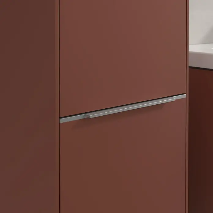 Villeroy & Boch Subway 3.0 Hochschrank - B x T x H: 40 x 36,2 x 171 cm, 2x Tür, Wine Red, Farbe Griff: Aluminium glänzend, DIN Anschlag: Links - Nahaufnahme eines modernen, braunen Badezimmerschranks mit einem eleganten, silbernen Griff, der das schlichte Design hervorhebt.