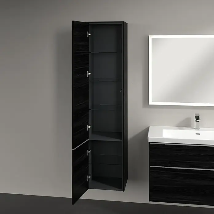 Villeroy & Boch Subway 3.0 Hochschrank - B x T x H: 40 x 36,2 x 171 cm, 2x Tür, Black Oak, Farbe Griff: Aluminium glänzend, DIN Anschlag: Links - Ein offener, schmaler Badschrank in dunklem Holz neben einem Waschbecken und Spiegel, der Stauraum und modernes Design bietet.