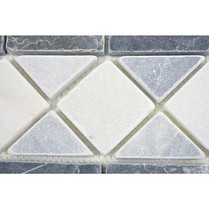 Fliesenbordüre Neptun XNB 40226 - 30,5 x 12,5 cm, Schwarz/Grau/Weiß, Matt - Nahaufnahme eines Mosaiks mit weißen und grauen Marmorfliesen in geometrischer Anordnung, ideal für stilvolle Wand- und Bodengestaltung.