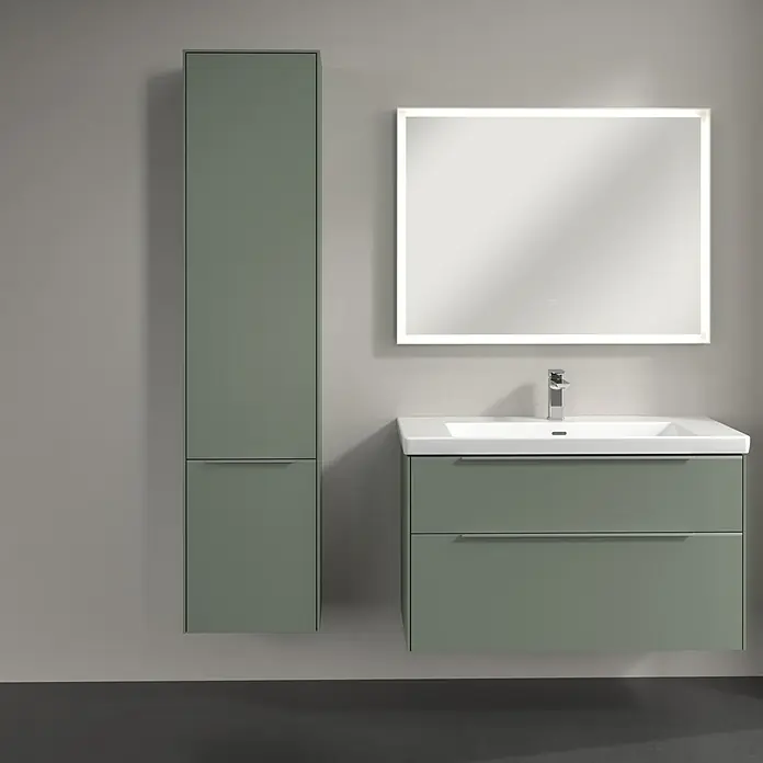 Villeroy & Boch Subway 3.0 Hochschrank - B x T x H: 40 x 36,2 x 171 cm, 2x Tür, Soft Green, Farbe Griff: Aluminium glänzend, DIN Anschlag: Links - Badezimmer-Ensemble mit einem Waschbeckenunterschrank in Grün, einem Spiegelschrank und einem passenden Hochschrank in Grün.
