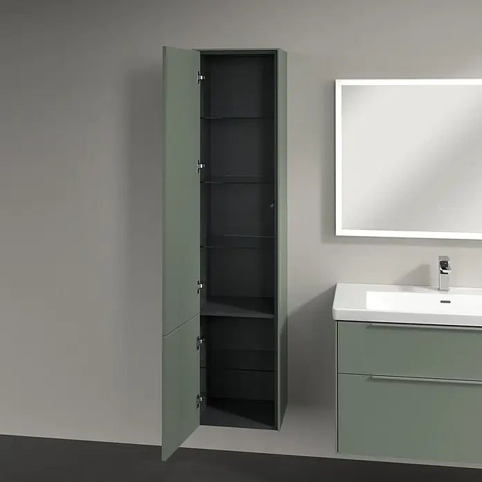 Villeroy & Boch Subway 3.0 Hochschrank - B x T x H: 40 x 36,2 x 171 cm, 2x Tür, Soft Green, Farbe Griff: Aluminium glänzend, DIN Anschlag: Links - Ein grüner Badezimmerschrank mit offenen Regalen und einem danebenstehenden Waschtisch mit Spiegel für ein stilvolles Badezimmer.