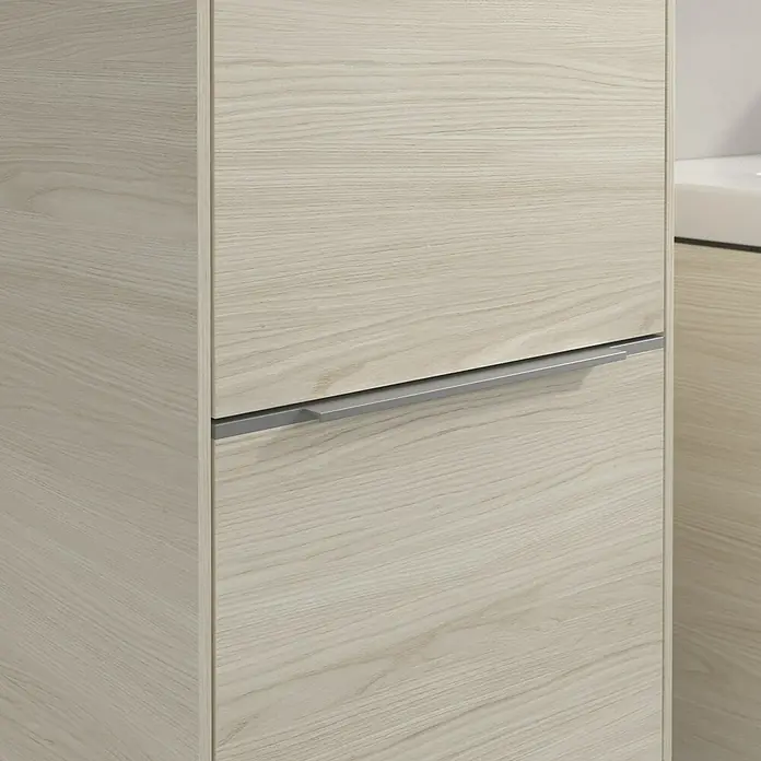 Villeroy & Boch Subway 3.0 Hochschrank - B x T x H: 40 x 36,2 x 171 cm, 2x Tür, White Oak, Farbe Griff: Aluminium glänzend, DIN Anschlag: Links - Detailaufnahme eines modernen Badezimmerschranks mit hellem Holzdekor und einem schlichten, horizontalen Metallgriff.