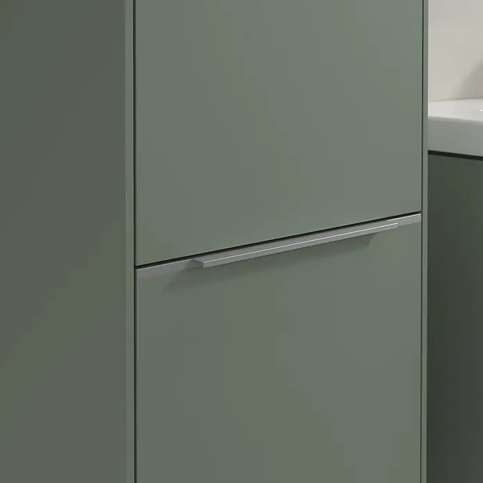 Villeroy & Boch Subway 3.0 Hochschrank - B x T x H: 40 x 36,2 x 171 cm, 2x Tür, Soft Green, Farbe Griff: Aluminium glänzend, DIN Anschlag: Links - Nahaufnahme eines grünen Badezimmerschranks mit einem modernen silbernen Griff, der elegantes Design und Funktionalität vereint.