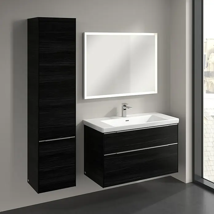 Villeroy & Boch Subway 3.0 Hochschrank - B x T x H: 40 x 36,2 x 171 cm, 2x Tür, Black Oak, Farbe Griff: Aluminium glänzend, DIN Anschlag: Links - Ein modernes Badezimmer-Set mit schwarzem Waschtischunterschrank, Aufsatzwaschbecken und beleuchtetem Spiegel. Der Hochschrank bietet zusätzlichen Stauraum.