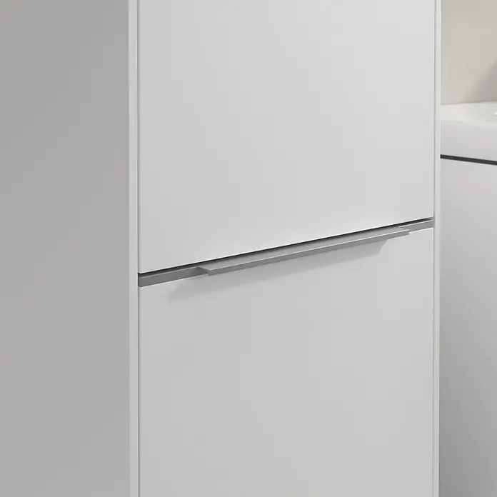 Villeroy & Boch Subway 3.0 Hochschrank - B x T x H: 40 x 36,2 x 171 cm, 2x Tür, Pure White, Farbe Griff: Aluminium glänzend, DIN Anschlag: Links - Aufnahme eines modernen, weißen Badezimmerschranks mit einem schlanken, silbernen Griff, der ein elegantes und minimalistisches Design zeigt.