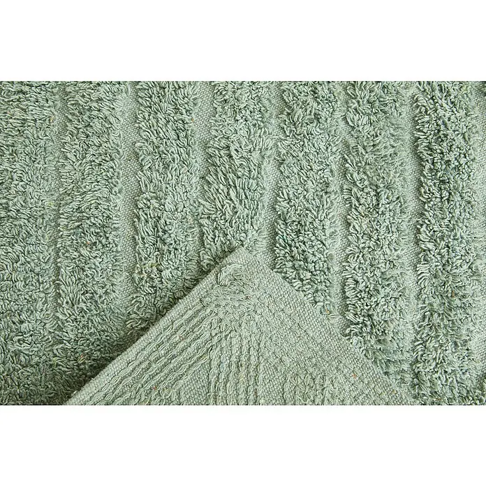 Badteppich Havanna - 50 x 80 cm, Salbei, Stripe, 80% Baumwolle, 20% Polyester - Nahaufnahme eines hellgrünen Badteppichs mit Streifenmuster und umgeschlagener Ecke, der die Textur hervorhebt.