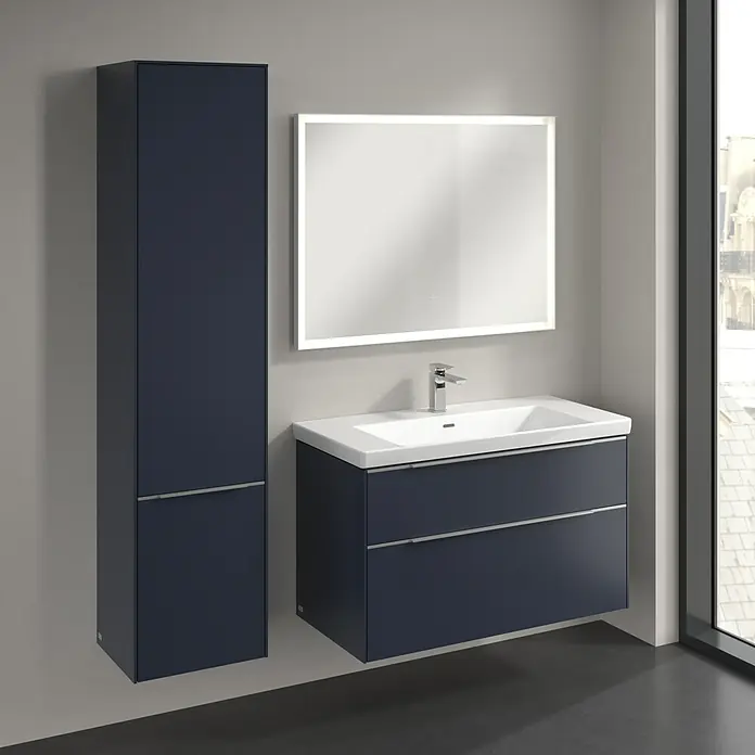 Villeroy & Boch Subway 3.0 Hochschrank - B x T x H: 40 x 36,2 x 171 cm, 2x Tür, Marine Blue, Farbe Griff: Aluminium glänzend, DIN Anschlag: Links - Badezimmer-Ensemble mit blauem Waschtischunterschrank, Hochschrank und beleuchtetem Spiegel für ein modernes Ambiente.