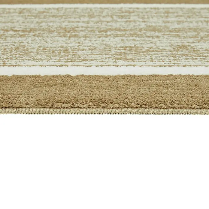 Badteppich Maui - 50 x 80 cm, Taupe, 100% Polyester - Nahaufnahme eines Teppichs mit Streifenmuster in Beige- und Weißtönen. Detailaufnahme der Textur und Verarbeitung des Teppichs.
