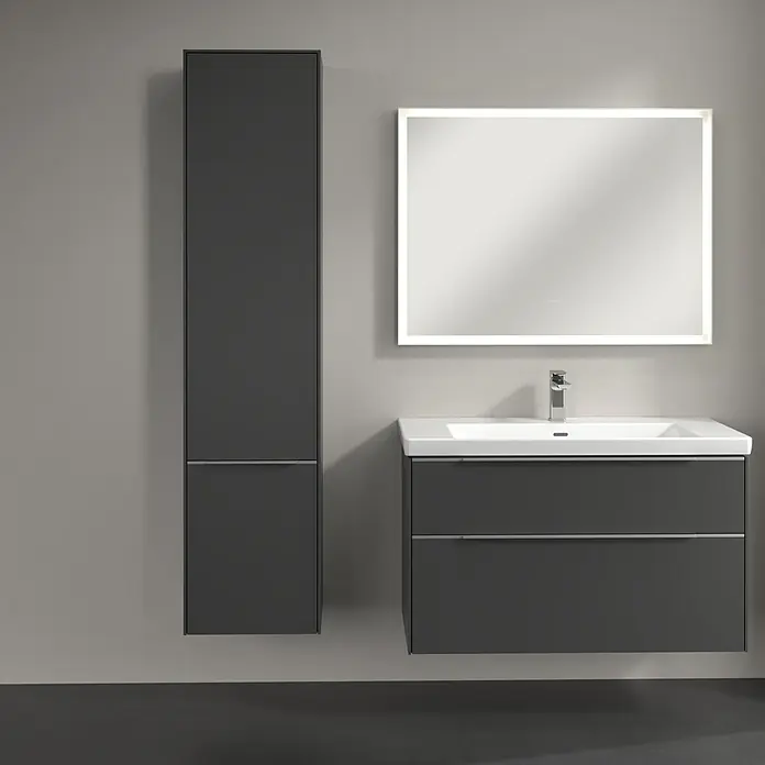 Villeroy & Boch Subway 3.0 Hochschrank - B x T x H: 40 x 36,2 x 171 cm, 2x Tür, Graphite, Farbe Griff: Aluminium glänzend, DIN Anschlag: Links - Badezimmer-Ensemble mit einem grauen Waschtischunterschrank, einem Hochschrank und einem beleuchteten Spiegel für ein modernes Ambiente.
