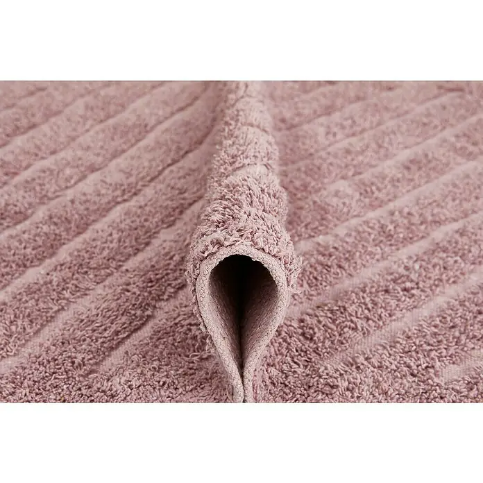 Badteppich Havanna - 50 x 80 cm, Rostrot, Stripe, 80% Baumwolle, 20% Polyester - Nahaufnahme eines flauschigen, rosa Baumwollhandtuchs mit Rippenstruktur, das weich und saugfähig ist und sich ideal für den täglichen Gebrauch eignet.