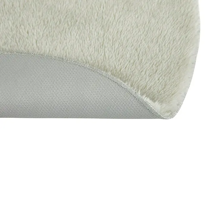 Badteppich Florida - 60 x 60 cm, Beige, 100% Polyester - Detailaufnahme einer flauschigen, weißen Badematte, die Komfort und Weichheit für Ihr Badezimmer verspricht. Die Rückseite ist rutschfest.