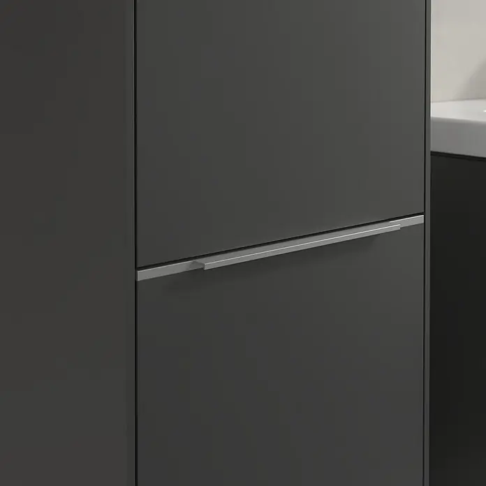 Villeroy & Boch Subway 3.0 Hochschrank - B x T x H: 40 x 36,2 x 171 cm, 2x Tür, Graphite, Farbe Griff: Aluminium glänzend, DIN Anschlag: Links - Nahaufnahme eines eleganten, grauen Badezimmerschranks mit einem schlanken, silbernen Griff.