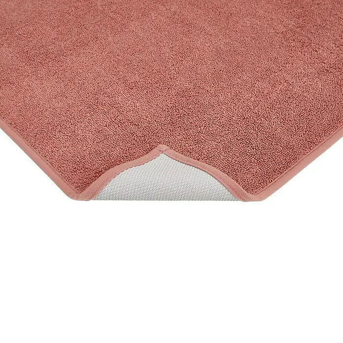 Badteppich Malibu - 60 x 100 cm, Rostrot, 100% Polyester - Nahaufnahme einer korallenroten Badematte mit rutschfester Unterlage. Perfekt für jedes Badezimmer.