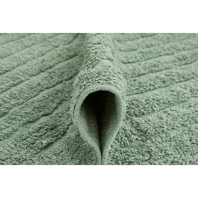 Badteppich Havanna - 50 x 80 cm, Salbei, Stripe, 80% Baumwolle, 20% Polyester - Nahaufnahme eines gewundenen, lindgrünen Badeteppichs mit weicher, flauschiger Textur und erhabenen Rippen.