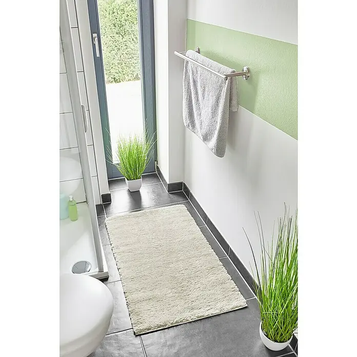 Badteppich Florida - 60 x 100 cm, Beige, 100% Polyester - Badezimmer mit einem weißen Badteppich vor der Dusche und einem Handtuchhalter mit Handtuch an der Wand.