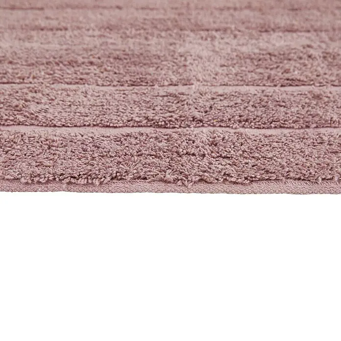 Badteppich Havanna - 50 x 80 cm, Rostrot, Border, 80% Baumwolle, 20% Polyester - Nahaufnahme eines rosa Badteppichs mit weicher Textur und horizontalen Linien, ideal für Badezimmerböden.