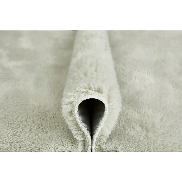 Badteppich Florida - 50 x 80 cm, Beige, 100% Polyester - Detailaufnahme eines cremefarbenen, weichen Shaggy-Teppichs, der seine flauschige Textur und hochwertige Verarbeitung zeigt.