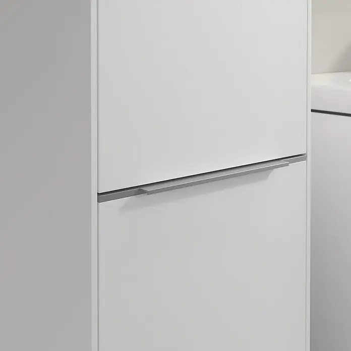 Villeroy & Boch Subway 3.0 Hochschrank - B x T x H: 40 x 36,2 x 171 cm, 2x Tür, Brilliant White, Farbe Griff: Aluminium glänzend, DIN Anschlag: Links - Weißer Schubladenschrank mit einem silbernen Griff, der ein modernes und schlichtes Design zeigt. Perfekt für stilvolle Aufbewahrung.