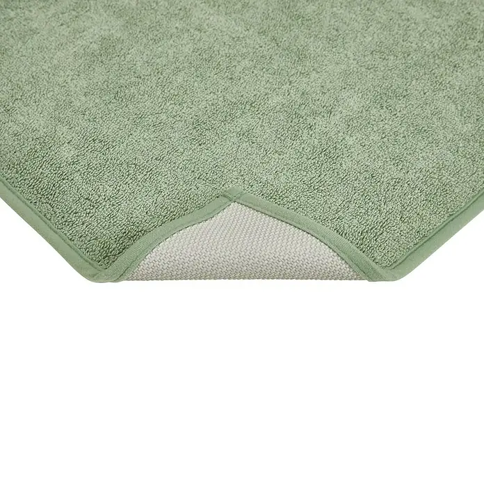 Badteppich Malibu - 60 x 100 cm, Salbei, 100% Polyester - Nahaufnahme einer grünen Badematte mit rutschfester Unterseite.