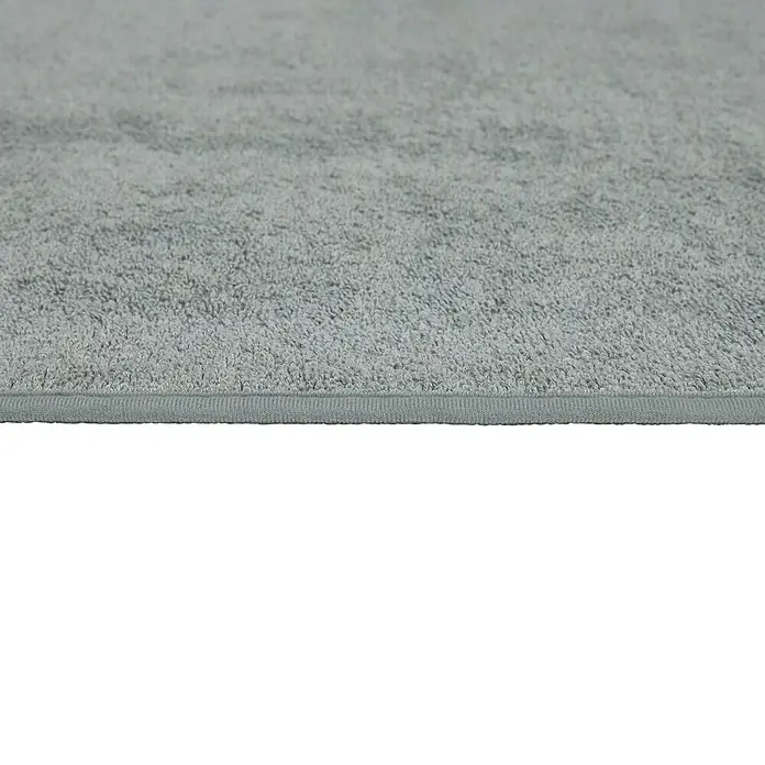 Badteppich Malibu - 60 x 100 cm, Grau, 100% Polyester - Nahaufnahme eines grauen Frottiertuchs mit schlichter Bordüre, ideal für Badezimmer und Wellnessbereiche. Hochwertige Textur für Komfort.
