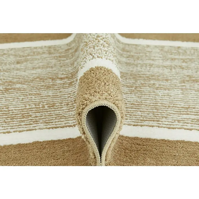 Badteppich Maui - 50 x 80 cm, Taupe, 100% Polyester - Detailaufnahme eines beigen Teppichs mit weißen Streifen und gewickelter Kante, der die Textur und Verarbeitung hervorhebt.