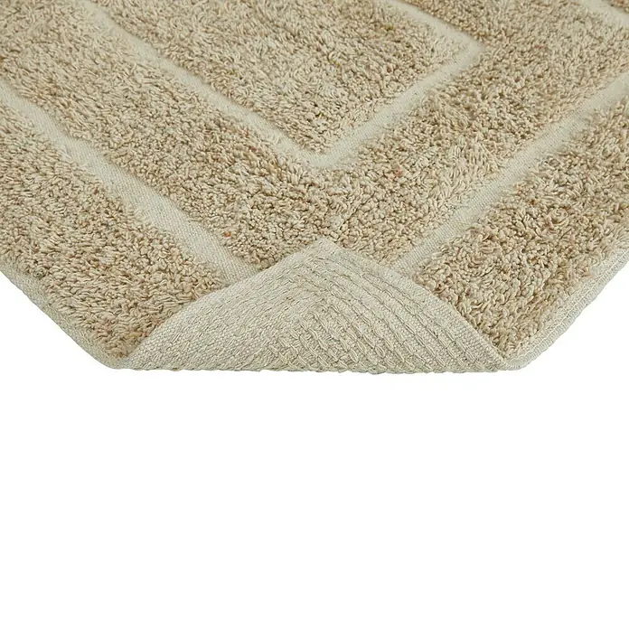 Badteppich Havanna - 50 x 80 cm, Beige, Border, 80% Baumwolle, 20% Polyester - Detailansicht einer beigen Badematte mit geometrischem Muster und umgeschlagener Ecke, die die Textur zeigt.