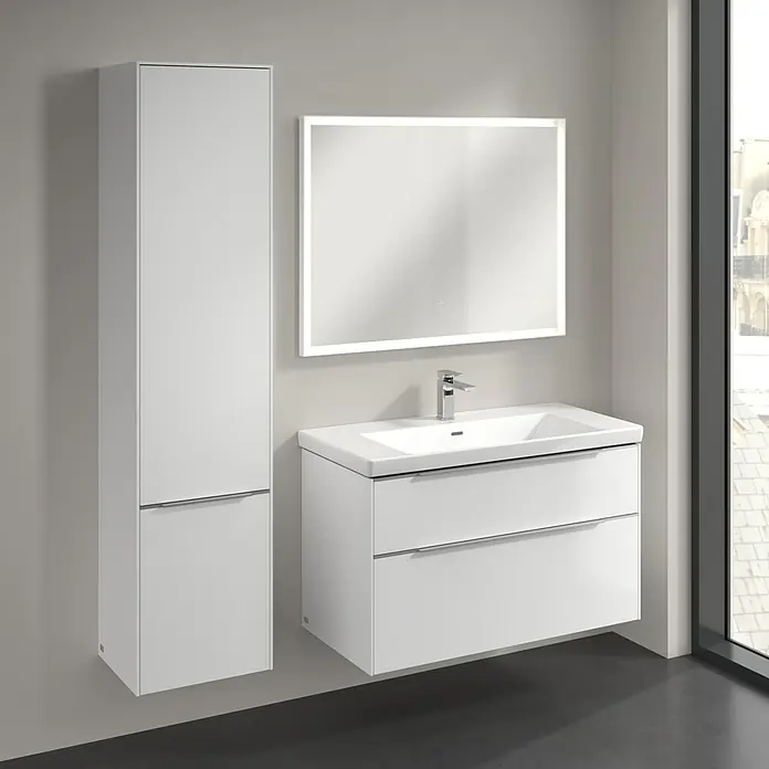 Villeroy & Boch Subway 3.0 Hochschrank - B x T x H: 40 x 36,2 x 171 cm, 2x Tür, Brilliant White, Farbe Griff: Aluminium glänzend, DIN Anschlag: Links - Elegantes Badezimmer-Set mit weißem Waschtischunterschrank, Spiegelschrank mit Beleuchtung und einem passenden Hochschrank.