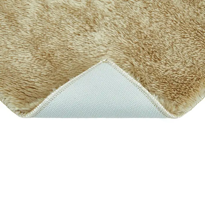 Badteppich Florida - 50 x 80 cm, Taupe, 100% Polyester - Nahaufnahme eines beigefarbenen Teppichs, der die Textur und die Unterseite des Teppichs zeigt.\n