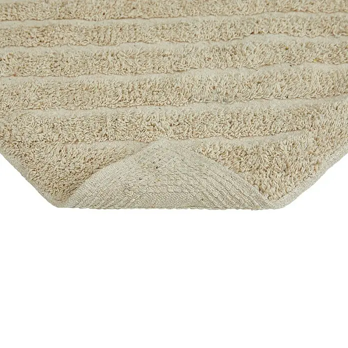 Badteppich Havanna - 50 x 80 cm, Beige, Stripe, 80% Baumwolle, 20% Polyester - Nahaufnahme einer beigen Badematte mit Streifenmuster und umgeschlagener Ecke, die die Textur und Verarbeitung zeigt.