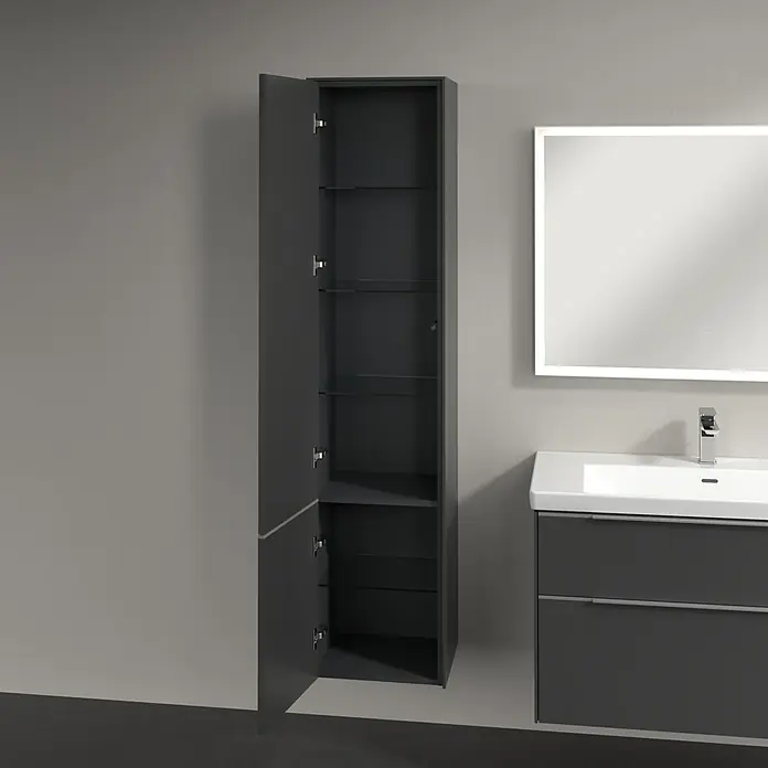 Villeroy & Boch Subway 3.0 Hochschrank - B x T x H: 40 x 36,2 x 171 cm, 2x Tür, Graphite, Farbe Griff: Aluminium glänzend, DIN Anschlag: Links - Badmöbel-Ensemble in Grau mit geöffnetem Hochschrank, der Glasböden zeigt, neben einem Waschtisch und einem beleuchteten Spiegel.