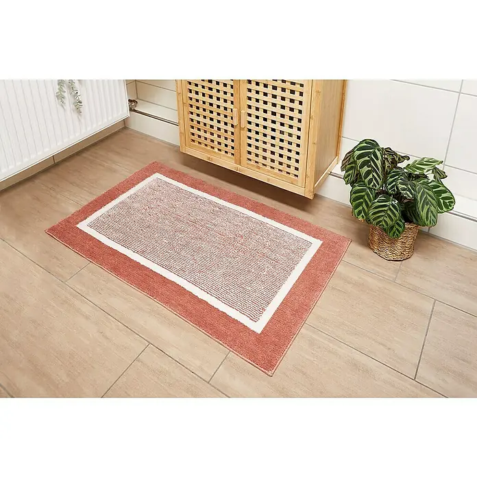 Badteppich Maui - 60 x 100 cm, Rostrot, 100% Polyester - Die korallenrote Badematte mit weißem Rand liegt im Badezimmer und sorgt für einen Farbtupfer.