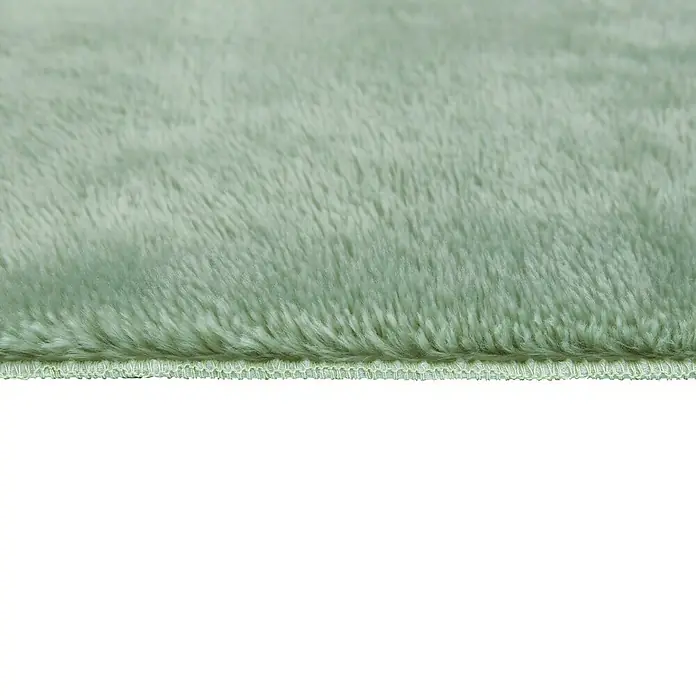 Badteppich Florida - 50 x 80 cm, Salbei, 100% Polyester - Detailaufnahme eines weichen, hellgrünen Teppichs, der Komfort und Wärme in jeden Raum bringt. Perfekt für gemütliche Akzente.