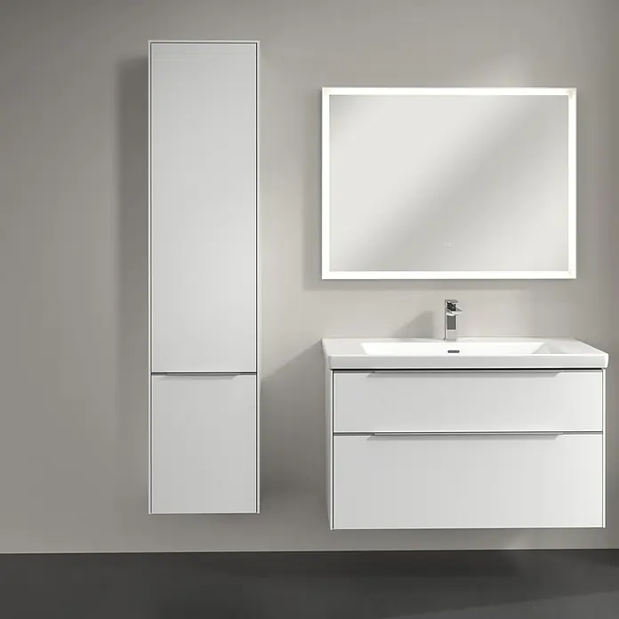 Villeroy & Boch Subway 3.0 Hochschrank - B x T x H: 40 x 36,2 x 171 cm, 2x Tür, Pure White, Farbe Griff: Aluminium glänzend, DIN Anschlag: Links - Ein modernes Badezimmer mit einem weißen Waschtischunterschrank, einem beleuchteten Spiegel und einem Hochschrank.