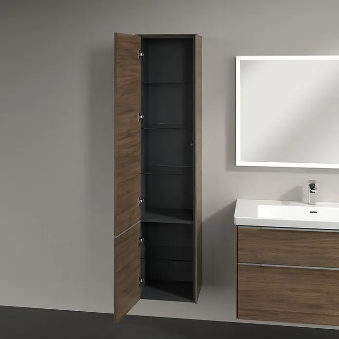 Villeroy & Boch Subway 3.0 Hochschrank - B x T x H: 40 x 36,2 x 171 cm, 2x Tür, Arizona Oak, Farbe Griff: Aluminium glänzend, DIN Anschlag: Links - Badezimmeransicht mit einem geöffneten, hochwandigen Badezimmerschrank mit Regalen, Waschtisch und Spiegel.