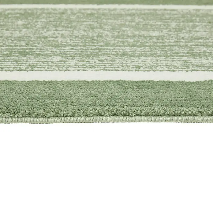 Badteppich Maui - 60 x 100 cm, Salbei, 100% Polyester - Detailaufnahme eines grünen Teppichs mit hellen Streifen, der eine weiche Textur und ein modernes Design zeigt. Perfekt für gemütliche Innenräume.