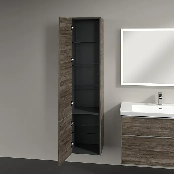 Villeroy & Boch Subway 3.0 Hochschrank - B x T x H: 40 x 36,2 x 171 cm, 2x Tür, Stone Oak, Farbe Griff: Aluminium glänzend, DIN Anschlag: Links - Ein hochformatiger Badezimmerschrank in Holzoptik mit offener Tür, der Innenraum mit Glasböden zeigt, neben einem Waschtisch mit Spiegel.