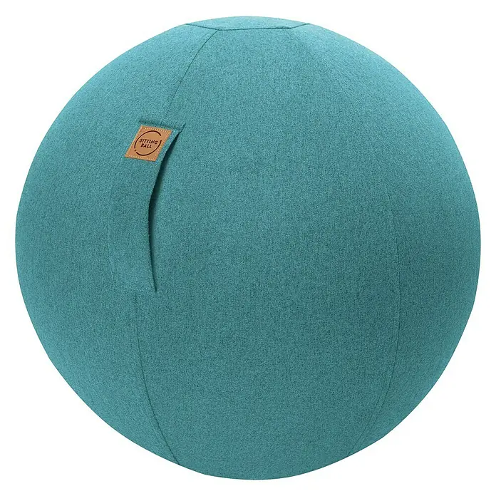 Sitting Ball Gymnastikball Felt - Aquarius, Durchmesser: 65 cm, 100 % Polyester - Nahaufnahme eines türkisfarbenen Sitzballs mit einem Lederetikett mit der Aufschrift "Sitting Ball". Der Ball ist rund und hat eine textile Oberfläche.