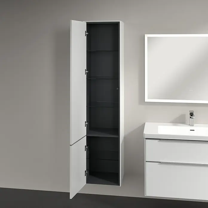 Villeroy & Boch Subway 3.0 Hochschrank - B x T x H: 40 x 36,2 x 171 cm, 2x Tür, Pure White, Farbe Griff: Aluminium glänzend, DIN Anschlag: Links - Badezimmer-Hochschrank in Weiß mit offenen Türen und Glasregalen, neben einem Waschbecken mit Spiegel.