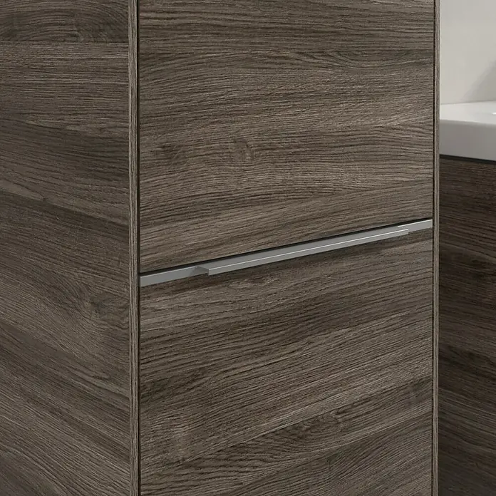 Villeroy & Boch Subway 3.0 Hochschrank - B x T x H: 40 x 36,2 x 171 cm, 2x Tür, Stone Oak, Farbe Griff: Aluminium glänzend, DIN Anschlag: Links - Detailaufnahme eines modernen Waschtischunterschranks in Holzoptik mit einem eleganten, silberfarbenen Griff. Das schlichte Design fügt sich nahtlos in jedes Badezimmer ein.
