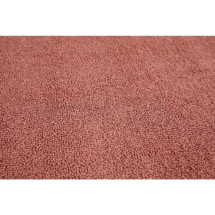 Badteppich Malibu - 60 x 100 cm, Rostrot, 100% Polyester - Nahaufnahme eines korallenroten Frotteehandtuchs, das sich ideal für Badezimmer eignet und eine weiche, saugfähige Textur bietet.