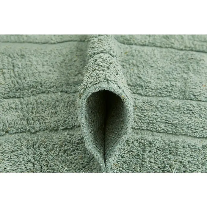 Badteppich Havanna - 50 x 80 cm, Salbei, Border, 80% Baumwolle, 20% Polyester - Nahaufnahme eines gerollten, mintgrünen Badeteppichs mit weicher Textur und horizontalen Linien.