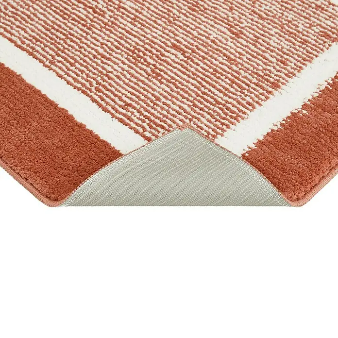 Badteppich Maui - 50 x 80 cm, Rostrot, 100% Polyester - Nahaufnahme eines terracottafarbenen Teppichs mit weißem Muster und einer dezenten Unterseite.