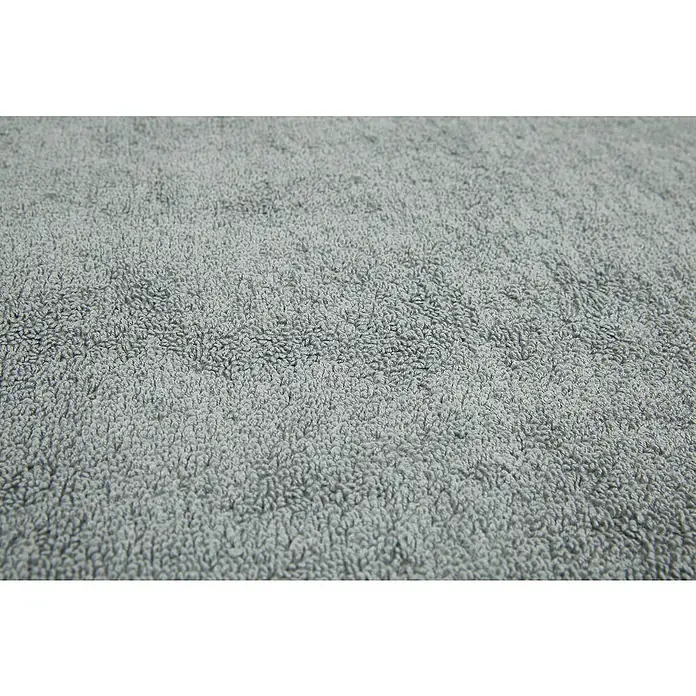 Badteppich Malibu - 60 x 100 cm, Grau, 100% Polyester - Nahaufnahme eines grauen Frottiertuchs, das die weiche und saugfähige Textur des Stoffes hervorhebt. Ideal für Bad oder als weiches Accessoire.