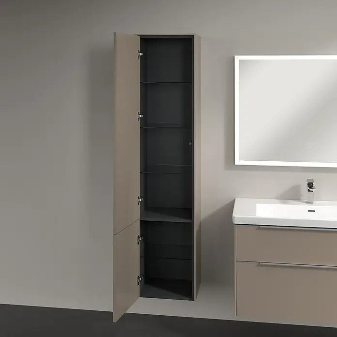 Villeroy & Boch Subway 3.0 Hochschrank - B x T x H: 40 x 36,2 x 171 cm, 2x Tür, Taupe, Farbe Griff: Aluminium glänzend, DIN Anschlag: Links - Ein Badezimmer mit einem hohen, schmalen Badezimmerschrank mit offenen Türen und Glasregalen, neben einem Waschtisch mit Spiegel.