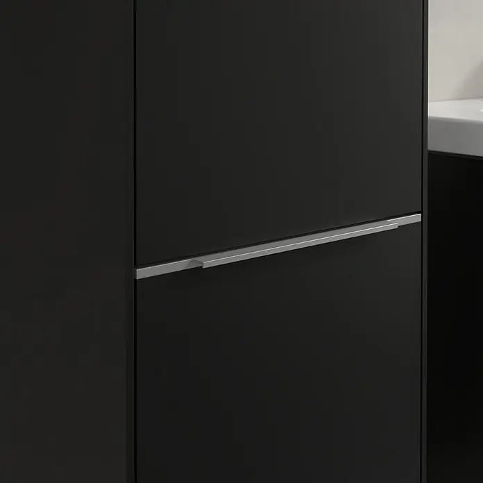 Villeroy & Boch Subway 3.0 Hochschrank - B x T x H: 40 x 36,2 x 171 cm, 2x Tür, Volcano Black, Farbe Griff: Aluminium glänzend, DIN Anschlag: Links - Detailaufnahme eines modernen, schwarzen Badezimmerschranks mit einem eleganten, silberfarbenen Griff.