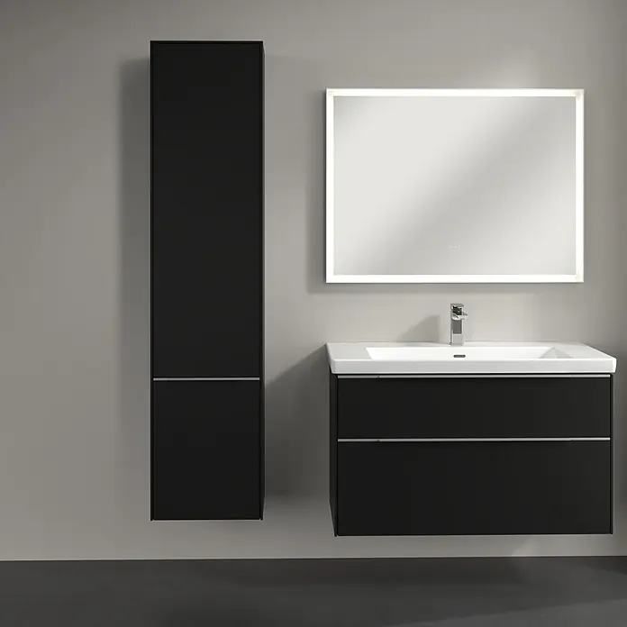 Villeroy & Boch Subway 3.0 Hochschrank - B x T x H: 40 x 36,2 x 171 cm, 2x Tür, Volcano Black, Farbe Griff: Aluminium glänzend, DIN Anschlag: Links - Modernes Badezimmer-Set in Schwarz mit einem Waschtischunterschrank mit zwei Schubladen, einem Hochschrank und einem beleuchteten Spiegel.
