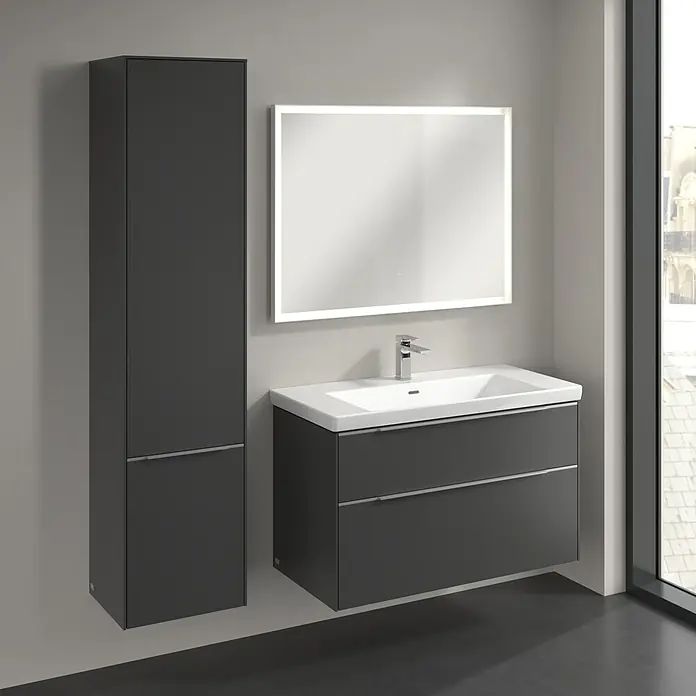 Villeroy & Boch Subway 3.0 Hochschrank - B x T x H: 40 x 36,2 x 171 cm, 2x Tür, Graphite, Farbe Griff: Aluminium glänzend, DIN Anschlag: Links - Modernes Badezimmer-Set mit Waschbeckenunterschrank, Hochschrank und beleuchtetem Spiegel in stilvollem Grau.