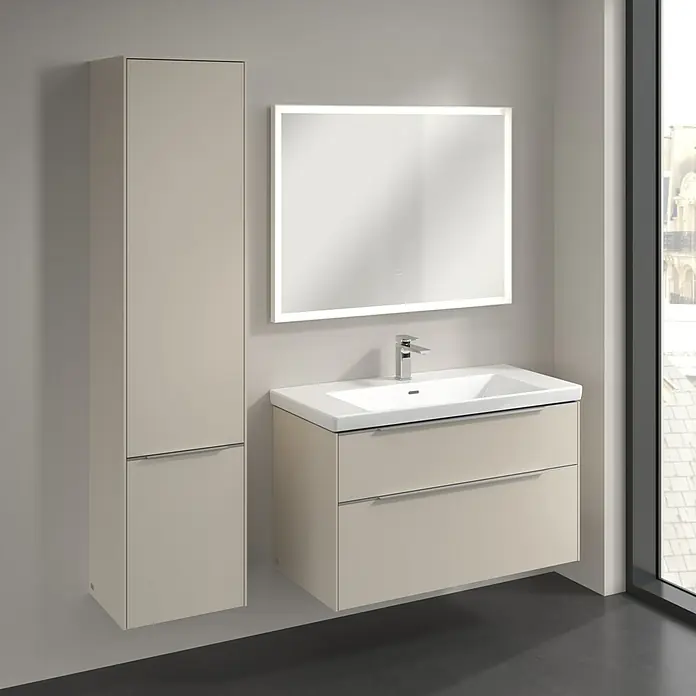 Villeroy & Boch Subway 3.0 Hochschrank - B x T x H: 40 x 36,2 x 171 cm, 2x Tür, Cashmere Grey, Farbe Griff: Aluminium glänzend, DIN Anschlag: Links - Ein modernes Badezimmer-Ensemble mit einem Waschtischunterschrank, einem Hochschrank und einem beleuchteten Spiegel.