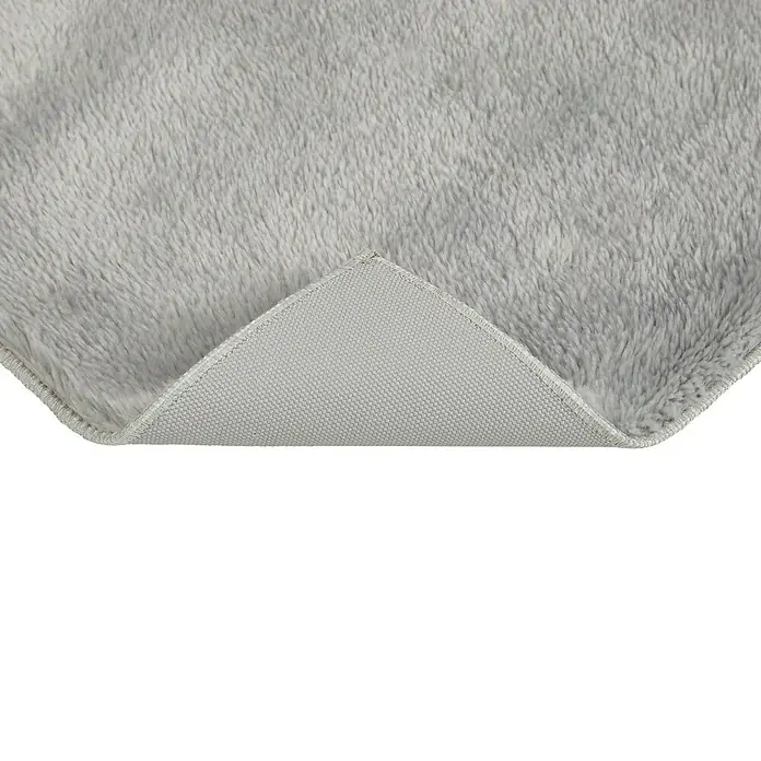 Badteppich Florida - 60 x 100 cm, Grau, 100% Polyester - Detailansicht eines grauen Teppichs, der seine weiche Textur und die robuste Unterseite zeigt. Ideal für Komfort und Langlebigkeit in jedem Raum.